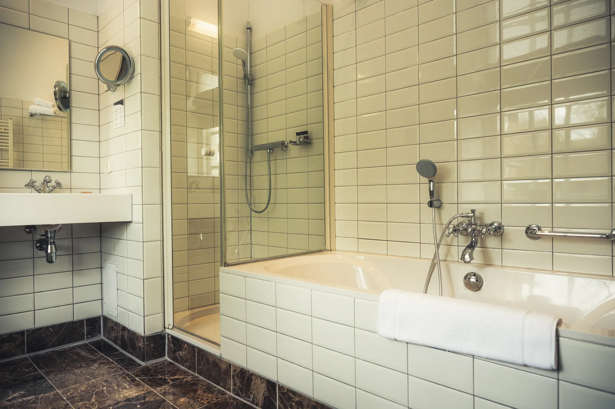 Elegante badkamer van de Empire Superior Kamer bij Grand Hotel Karel V, met ligbad en aparte douche voor extra comfort tijdens een verblijf in historisch Utrecht.